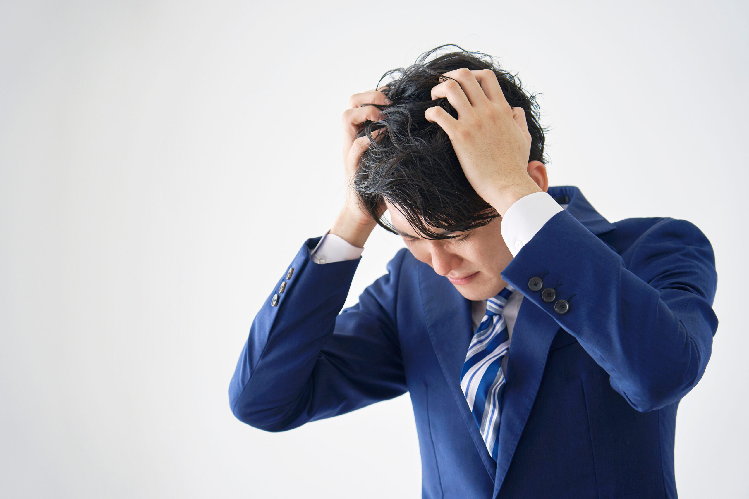 自律神経の悩み、イライラしている男性